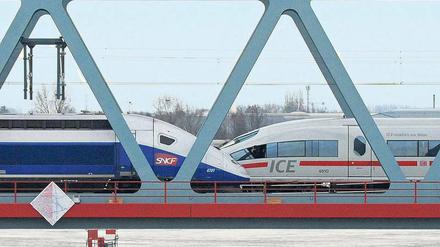 Treffpunkt mit Symbolwert: Auf der Rheinbrücke bei Kehl begegnen sich der TGV und der ICE. Der eine ist das bekannteste Produkt des französischen Alstom-Konzerns, der andere stammt aus dem Hause Siemens. Künftig werden die beiden Unternehmen ihre Züge gemeinsam entwickeln. 