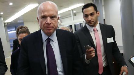 Der republikanische Senator John McCain (l.) will das Gesetzesvorhaben zur Abschaffung von Obamacare erneut ablehnen.