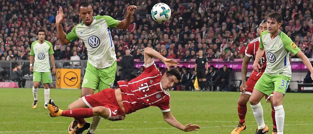 Elfmeter! Marcel Tisserand (l.) bringt Robert Lewandowski im Strafraum zu Fall.