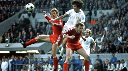 Bayerns Rainer Zobel (l.) und Georg Schwarzenbeck kämpfen gegen Joe Jordan (Mitte) um den Ball.
