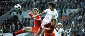 Bayerns Rainer Zobel (l.) und Georg Schwarzenbeck kämpfen gegen Joe Jordan (Mitte) um den Ball.