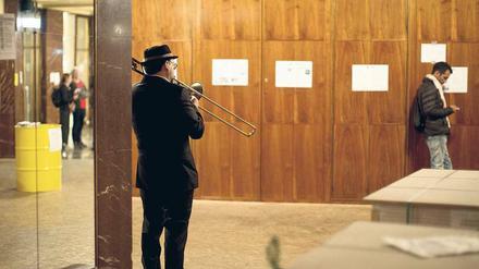 Das ist kein Stück von Marthaler - sondern eine Volksbühnenfoyerszene von vergangenem Samstag mit einem Musiker der Bolschewistischen Kurkapelle.