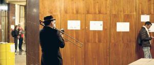 Das ist kein Stück von Marthaler - sondern eine Volksbühnenfoyerszene von vergangenem Samstag mit einem Musiker der Bolschewistischen Kurkapelle.