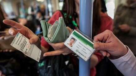 Wer ohne Ticket fährt, begeht eine Straftat. Bei Anzeige droht eine Gefängnisstrafe. 