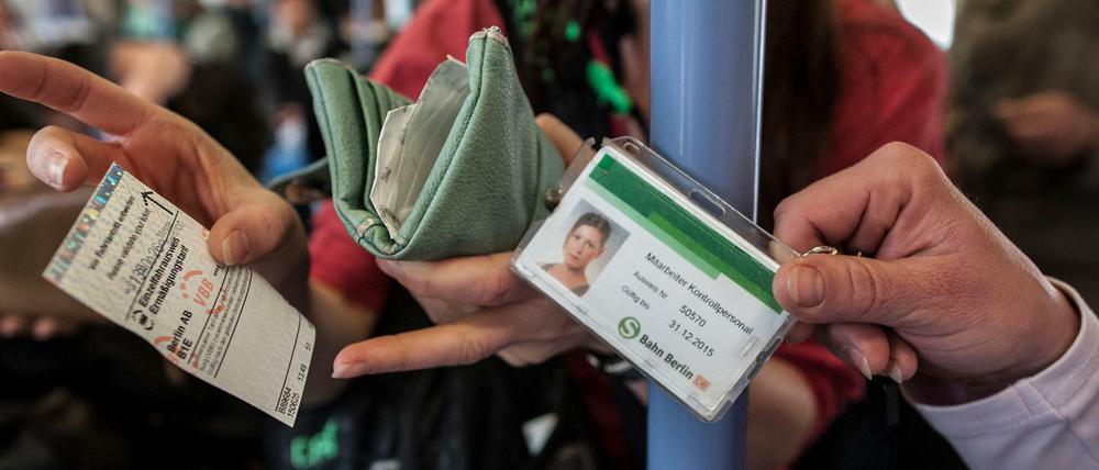 Wer ohne Ticket fährt, begeht eine Straftat. Bei Anzeige droht eine Gefängnisstrafe.