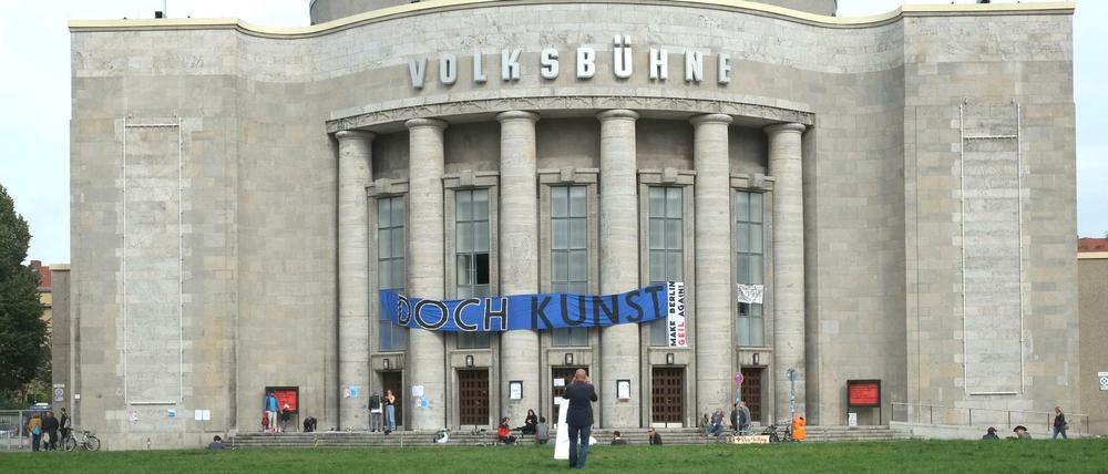 Berlin Volksbühne am Rosa-Lxemburg-Platz. "Doch Kunst" hängt als ironischer Kommentar der Besetzer über dem Eingang.
