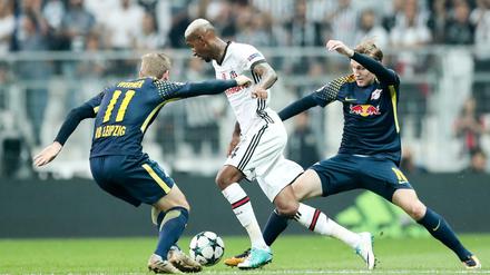 Leipzigs Timo Werner (l) und Emil Forsberg (r) bekommen Istanbuls Talisca nicht in den Griff.