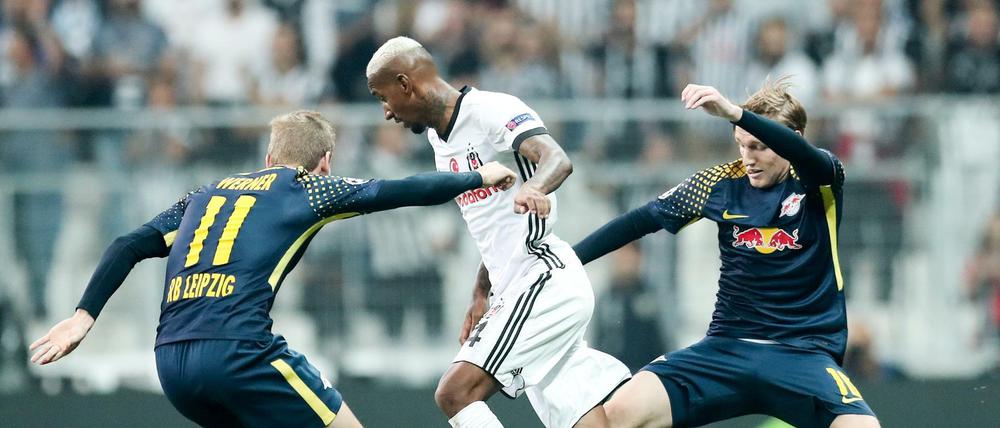 Leipzigs Timo Werner (l) und Emil Forsberg (r) bekommen Istanbuls Talisca nicht in den Griff.