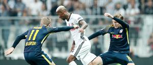 Leipzigs Timo Werner (l) und Emil Forsberg (r) bekommen Istanbuls Talisca nicht in den Griff.