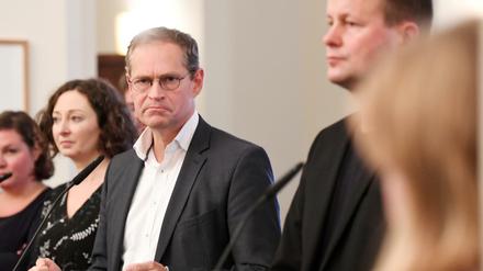 Die rot-rot-grüne Regierung, und vor allem Michael Müller, stehen nun im Fokus der Opposition: Wie gehen sie mit dem Volksentscheid um?