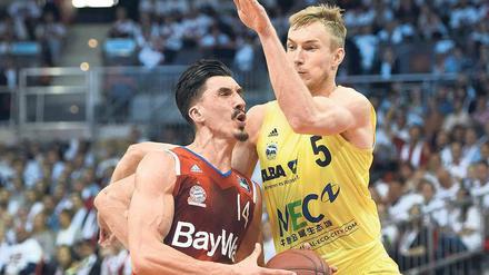 Eng am Mann: Niels Giffey (rechts) ist einer der Spieler, die Albas junge Mannschaft anführen sollen.
