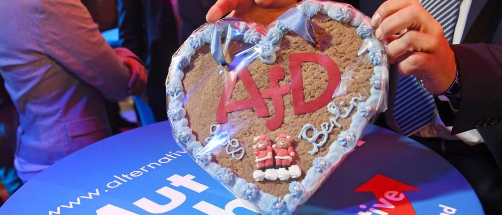 "AfD" goes Berlin" steht auf diesem Lebkuchenherz am Abend der Bundestagswahl - und so ist es gekommen.