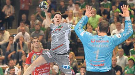 Wo wirft er hin? Das Taktieren zwischen Außenspieler und Torhüter ist im Handball immer spannend. Kevin Struck von den Füchsen Berlin (links) beherrscht das Spielchen für sein Alter von 20 Jahren schon ziemlich gut.