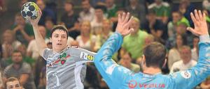 Wo wirft er hin? Das Taktieren zwischen Außenspieler und Torhüter ist im Handball immer spannend. Kevin Struck von den Füchsen Berlin (links) beherrscht das Spielchen für sein Alter von 20 Jahren schon ziemlich gut.