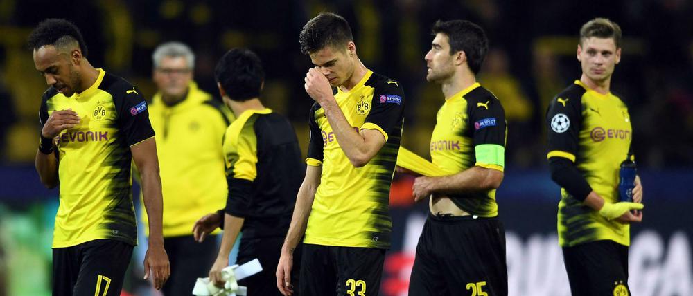 Mit hängenden Köpfen. Die Spieler des BVB nach der Niederlage gegen Real Madrid.