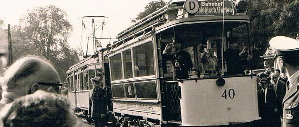 Es war einmal eine Straßenbahn in Spandau - hier das Abschlussfest 1967 in Hakenfelde. Die Fotos hat Tagesspiegel-Leserin Christine Lange aus ihrem Privatarchiv geholt.