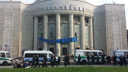 Abgeriegelt und friedlich: Polizeiwagen vor der Volksbühne.