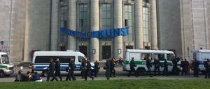 Abgeriegelt und friedlich: Polizeiwagen vor der Volksbühne.