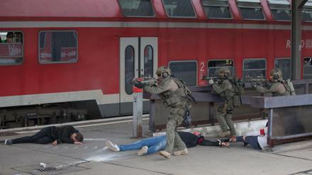 Einheiten der KSB, der BFE+ und der GSG9 führen auf dem Bahnhof Lichtenberg in Berlin eine Übung durch. 