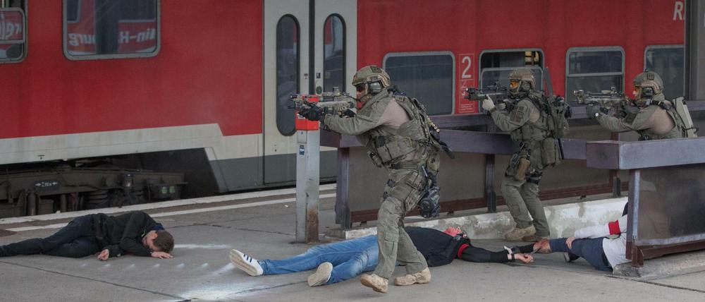 Einheiten der KSB, der BFE+ und der GSG9 führen auf dem Bahnhof Lichtenberg in Berlin eine Übung durch. 