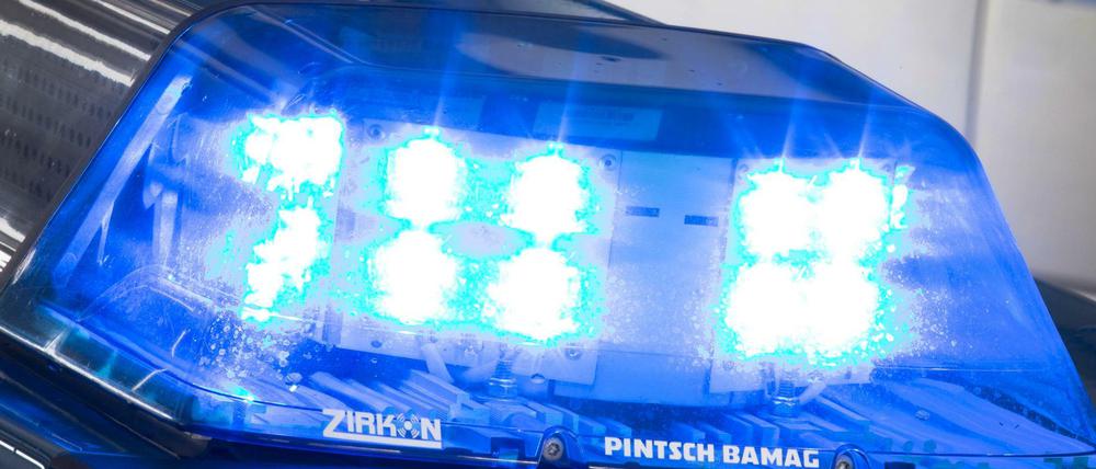 Ein Blaulicht leuchtet auf dem Dach eines Polizeiwagens.
