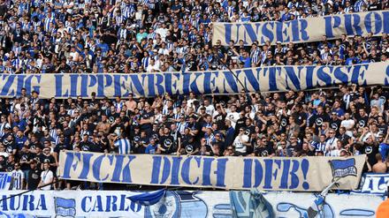 Harscher Protest in der Ostkurve des Berliner Olympiastadions.
