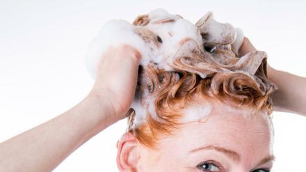 Vor allem wer Schuppen hat, sollte sein Shampoo gut einmassieren.