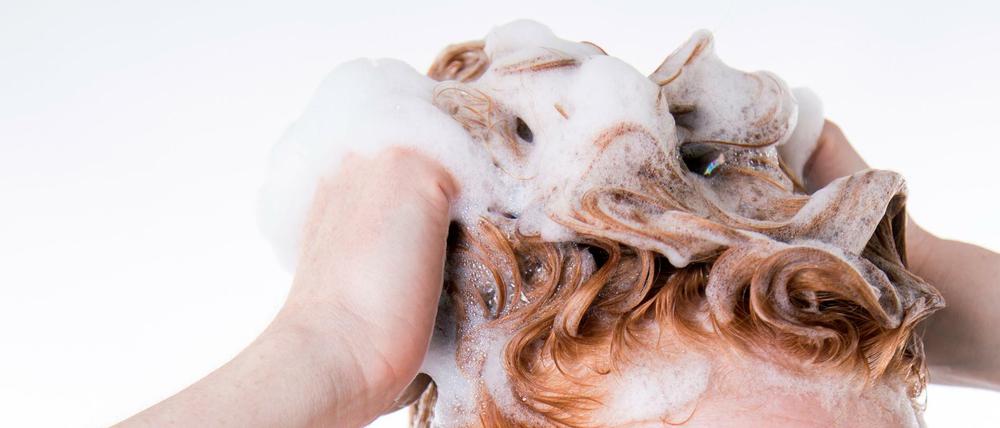 Vor allem wer Schuppen hat, sollte sein Shampoo gut einmassieren.