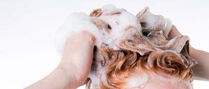 Vor allem wer Schuppen hat, sollte sein Shampoo gut einmassieren.