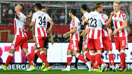 Unions Spieler bejubeln das 1:0. 