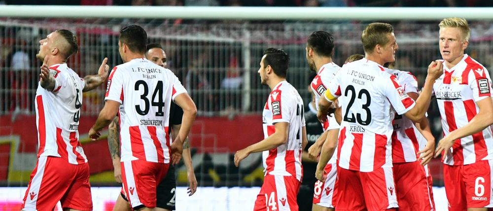 Unions Spieler bejubeln das 1:0. 