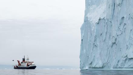 Das Forschungsschiff Polarstern in der Pine Island Bucht in der Westantarktis, aufgenommen am 19.02.2017. 