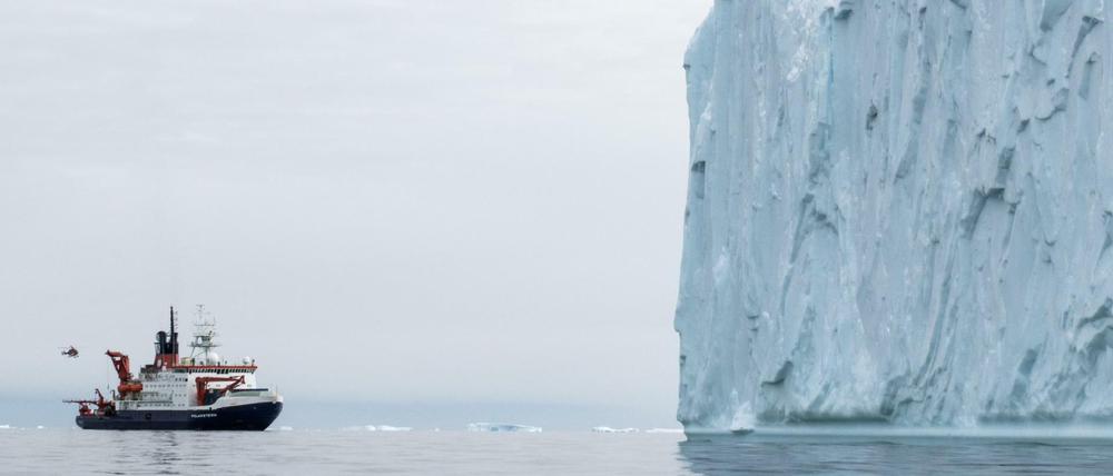 Das Forschungsschiff Polarstern in der Pine Island Bucht in der Westantarktis, aufgenommen am 19.02.2017. 