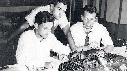 Hans Rosenthal mit Horst Pillau (stehend) und Toningenieur Haro Michna am Pult im Rias. Gern erzählt Pillau heute über seine Zeit mit Hans Rosenthal...