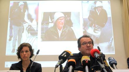 Polizeivizepräsident Uwe Stürmer (r) vom Polizeipräsidium Konstanz und Ministerialrätin Petra Mock (l) geben Auskunft über eine Lebensmittelerpressung. 