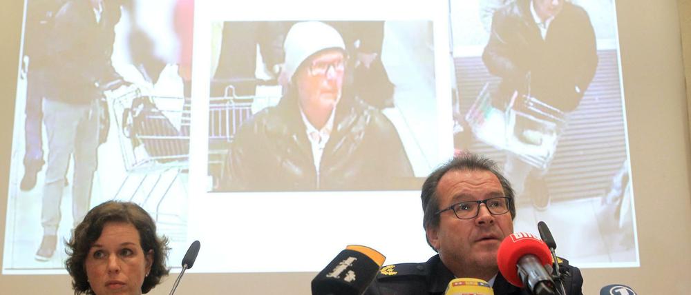 Polizeivizepräsident Uwe Stürmer (r) vom Polizeipräsidium Konstanz und Ministerialrätin Petra Mock (l) geben Auskunft über eine Lebensmittelerpressung. 