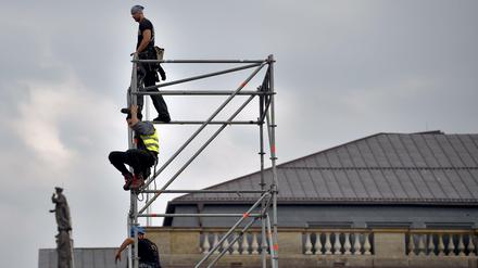 Dolle Aussicht. Arbeiter bauen die Bühnen auf die "Staatsoper für alle".