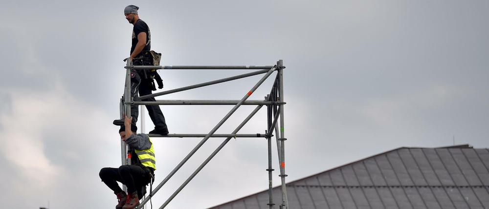 Dolle Aussicht. Arbeiter bauen die Bühnen auf die "Staatsoper für alle".
