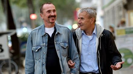 Karl Kreile (l) und Bodo Mende in der Motzstraße. Das Paar ist seit 1979 zusammen.