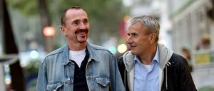 Karl Kreile (l) und Bodo Mende in der Motzstraße. Das Paar ist seit 1979 zusammen.