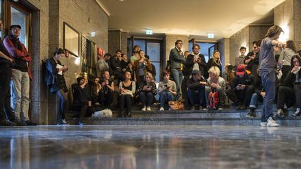 Aktivisten sitzen am 22.09.2017 in Berlin im Foyer der Volksbühne.
