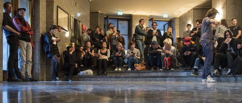 Aktivisten sitzen am 22.09.2017 in Berlin im Foyer der Volksbühne.