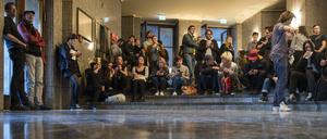 Aktivisten sitzen am 22.09.2017 in Berlin im Foyer der Volksbühne.