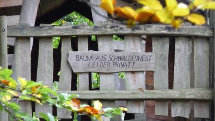 Verwehrtes Glück: Ein Baumhaus am Ufer des Herthasees. 