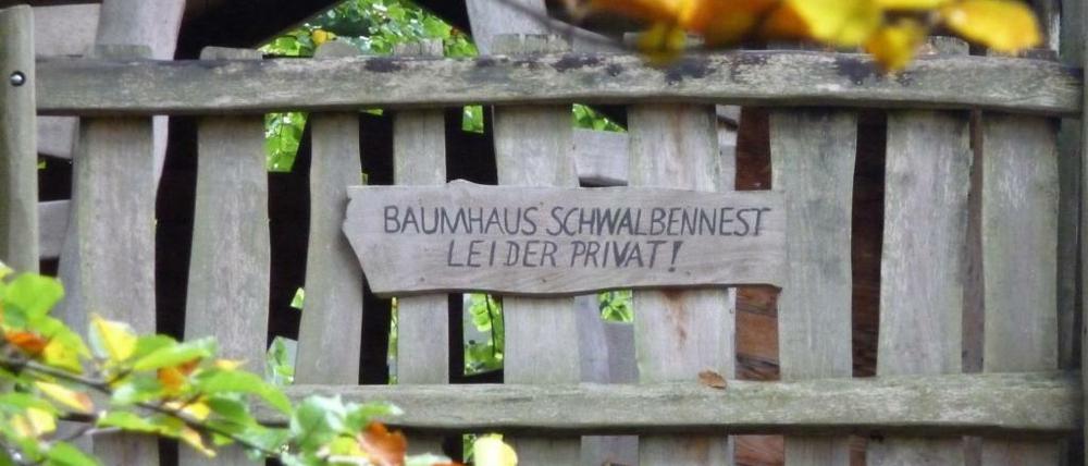 Verwehrtes Glück: Ein Baumhaus am Ufer des Herthasees.