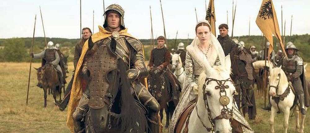 Gut zu Pferd. Maximilian (Jannis Niewöhner) und Maria (Christa Théret).