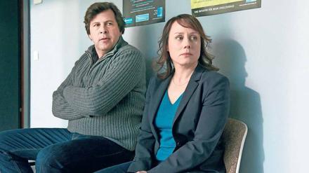 Vor dem Einlauf.  Friedemann Berg (Hans-Jochen Wagner) und Franziska Tobler (Eva Löbau) warten darauf, von der Chefin abgekanzelt zu werden. 