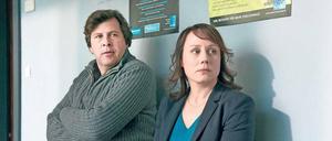 Vor dem Einlauf.  Friedemann Berg (Hans-Jochen Wagner) und Franziska Tobler (Eva Löbau) warten darauf, von der Chefin abgekanzelt zu werden. 