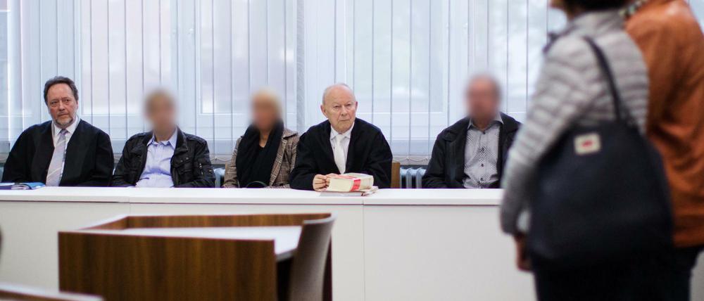 Die Angeklagten im Gerichtssaal neben ihren Anwälten.