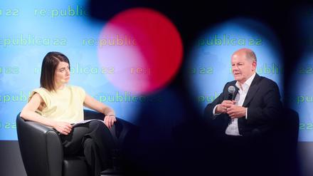 Bundeskanzler Olaf Scholz (SPD) spricht mit Linda Zervakis, Journalistin, Moderatorin und Autorin, auf der re:publica 2022 über Digitalpolitik in der Zeitenwende.